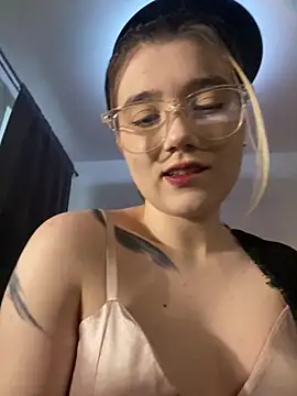 Snapshot of Cherry___Blossom chatting on December 2025 09:08:02 AM Cherry Blossom online show from December 2025 09:08:02 AM