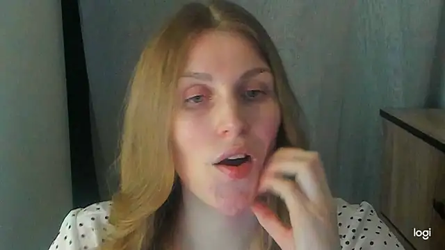 JuliaMuuun online show from June 2026 08:43:01 PM