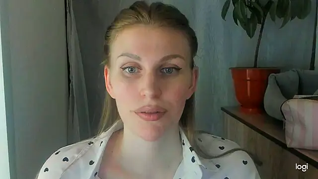 JuliaMuuun online show from June 2026 08:58:02 PM
