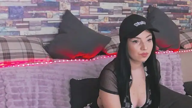 Snapshot of GrayLunna chatting on October 2025 06:45:01 AM GrayLunna online show from October 2025 06:45:01 AM