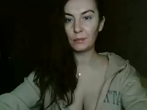 Snapshot of KatalinaQE chatting on October 2025 04:03:01 AM KatalinaQE online show from October 2025 04:03:01 AM