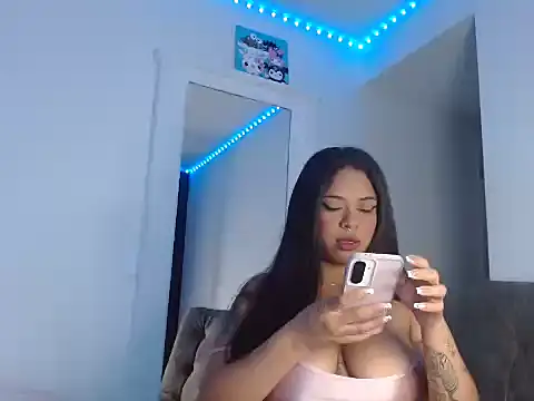 reina reina online show from October 2025 12:00:02 AM