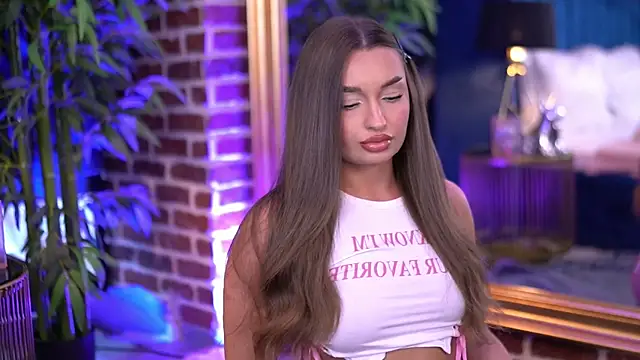 Snapshot of MillaSerene chatting on November 2025 06:17:02 AM MillaSerene online show from November 2025 06:17:02 AM