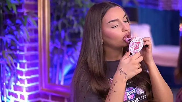 Snapshot of MillaSerene chatting on November 2025 07:19:02 AM MillaSerene online show from November 2025 07:19:02 AM