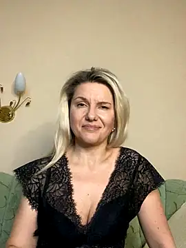 AliceSwan4011 online show from November 2025 04:21:01 PM