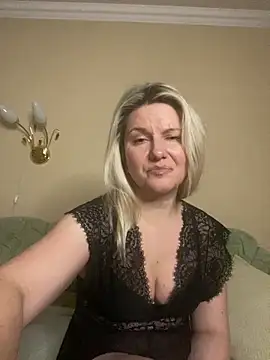 AliceSwan4011 online show from February 2026 03:54:02 PM