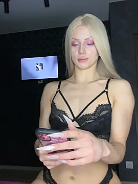 FavoriteKira online show from April 2026 04:03:01 PM