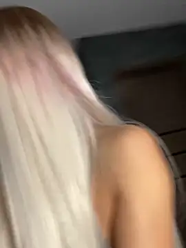 FavoriteKira online show from October 2025 04:30:02 PM