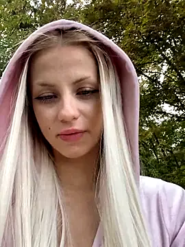 FavoriteKira online show from September 2025 12:44:02 PM