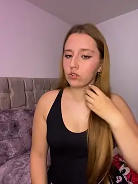 Snapshot of Cutie_blondie chatting on November 2025 10:46:02 PM Cutie blondie online show from November 2025 10:46:02 PM