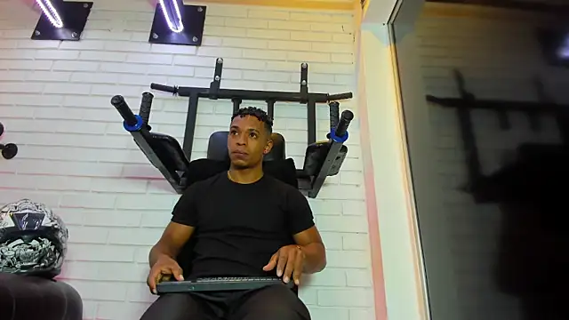 ItaloMoore online show from November 2025 11:10:02 AM