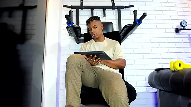 ItaloMoore online show from April 2026 07:53:02 PM