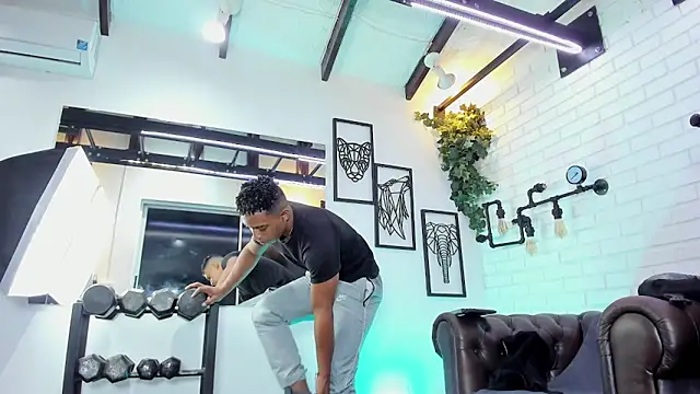 ItaloMoore online show from December 2025 11:27:01 AM