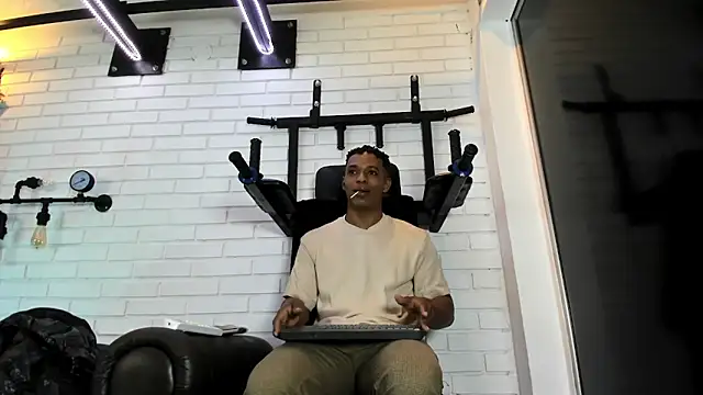 ItaloMoore online show from December 2025 11:23:02 AM