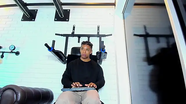 ItaloMoore online show from December 2025 12:09:02 PM