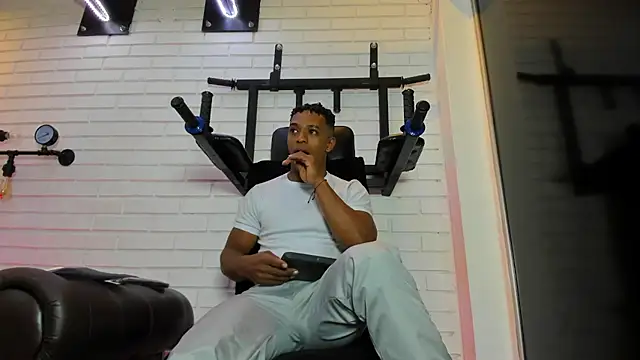 ItaloMoore online show from November 2025 11:21:01 AM