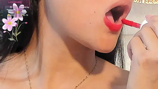 Snapshot of VioletHilton chatting on October 2025 07:11:02 PM VioletHilton online show from October 2025 07:11:02 PM