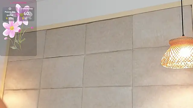 Snapshot of VioletHilton chatting on September 2025 07:49:01 PM VioletHilton online show from September 2025 07:49:01 PM