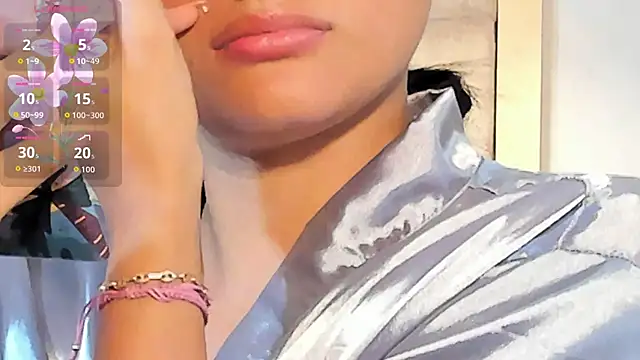 Snapshot of VioletHilton chatting on October 2025 06:40:01 PM VioletHilton online show from October 2025 06:40:01 PM