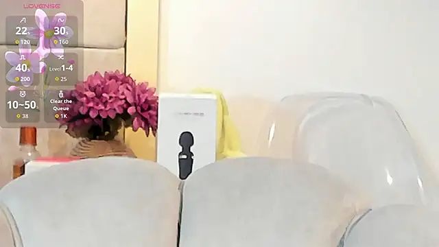 Snapshot of VioletHilton chatting on September 2025 08:19:02 PM VioletHilton online show from September 2025 08:19:02 PM