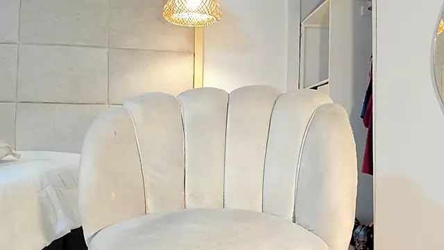 Snapshot of VioletHilton chatting on September 2025 07:20:01 PM VioletHilton online show from September 2025 07:20:01 PM