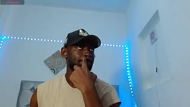 Snapshot of eebony_stallion chatting on November 2025 06:11:01 PM eebony stallion online show from November 2025 06:11:01 PM