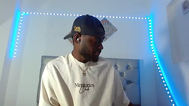 Snapshot of eebony_stallion chatting on November 2025 06:40:02 PM eebony stallion online show from November 2025 06:40:02 PM