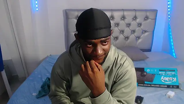 Snapshot of eebony_stallion chatting on November 2025 06:19:01 PM eebony stallion online show from November 2025 06:19:01 PM