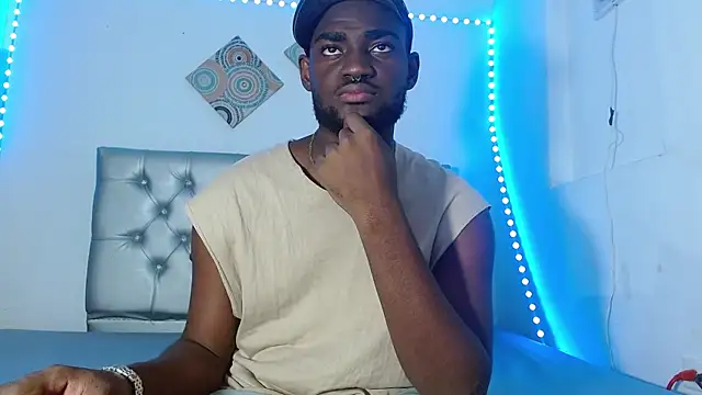 Snapshot of eebony_stallion chatting on November 2025 06:23:02 PM eebony stallion online show from November 2025 06:23:02 PM