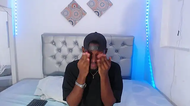 Snapshot of eebony_stallion chatting on November 2025 07:36:01 PM eebony stallion online show from November 2025 07:36:01 PM