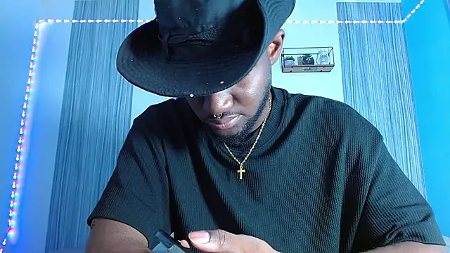 Snapshot of eebony_stallion chatting on November 2025 06:00:02 PM eebony stallion online show from November 2025 06:00:02 PM