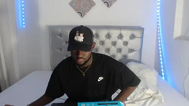 Snapshot of eebony_stallion chatting on November 2025 06:19:02 PM eebony stallion online show from November 2025 06:19:02 PM