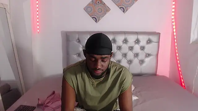 Snapshot of eebony_stallion chatting on December 2025 07:52:02 PM eebony stallion online show from December 2025 07:52:02 PM