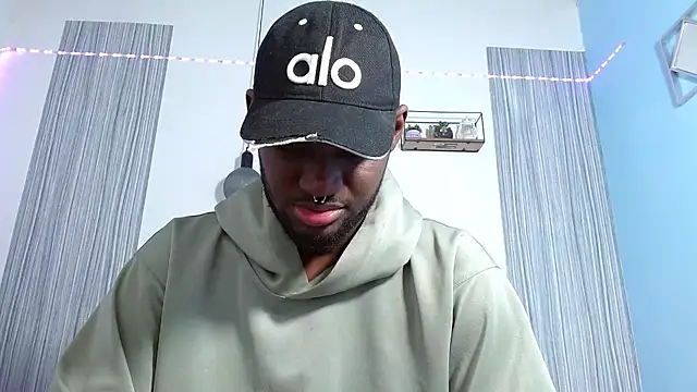 Snapshot of eebony_stallion chatting on October 2025 03:28:01 AM eebony stallion online show from October 2025 03:28:01 AM