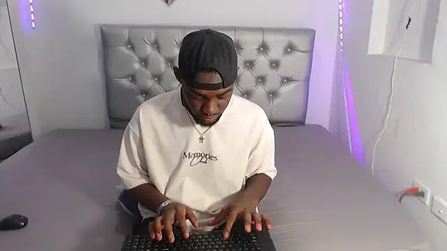 Snapshot of eebony_stallion chatting on November 2025 06:14:01 PM eebony stallion online show from November 2025 06:14:01 PM