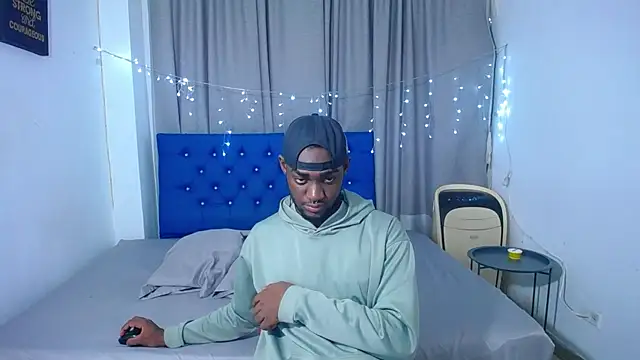 Snapshot of eebony_stallion chatting on September 2025 03:23:01 AM eebony stallion online show from September 2025 03:23:01 AM