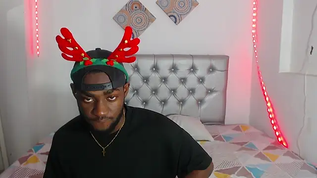 Snapshot of eebony_stallion chatting on December 2025 06:18:02 PM eebony stallion online show from December 2025 06:18:02 PM