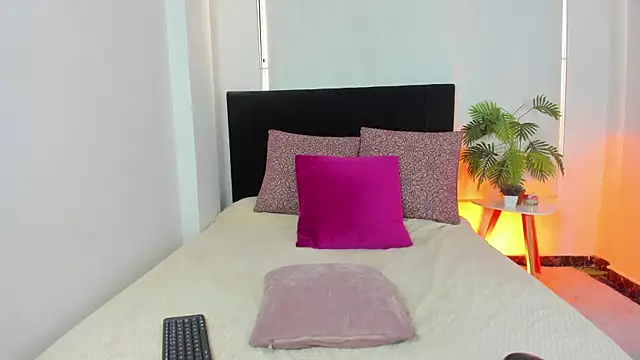 LunaVelvet777 online show from November 2025 03:23:02 PM