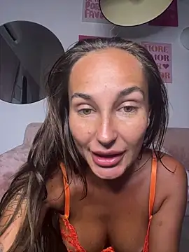 Snapshot of Rosieredxox chatting on June 2026 10:20:01 PM Rosieredxox online show from June 2026 10:20:01 PM