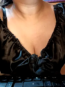 Mia-Glow online show from September 2025 11:11:01 AM