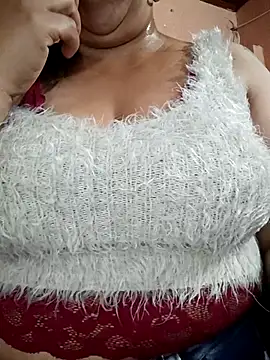 Mia-Glow online show from November 2025 01:04:01 PM