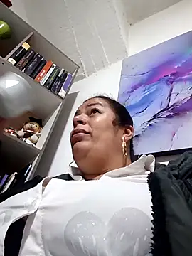 Mia-Glow online show from September 2025 12:38:01 PM