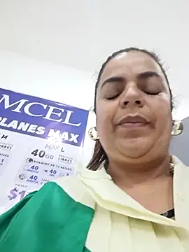 Mia-Glow online show from December 2025 12:11:01 PM