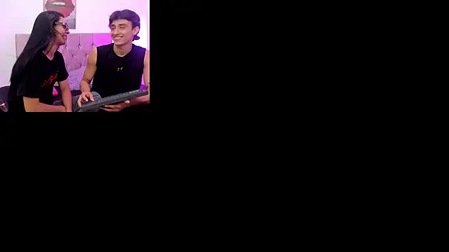 Snapshot of AndretiiAndCamila chatting on September 2025 01:28:01 PM AndretiiAndCamila online show from September 2025 01:28:01 PM