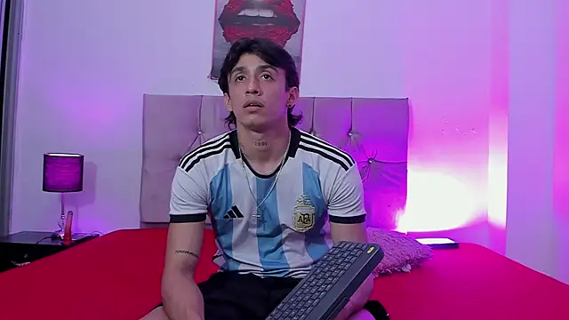 Snapshot of AndretiiAndCamila chatting on October 2025 06:42:02 PM AndretiiAndCamila online show from October 2025 06:42:02 PM