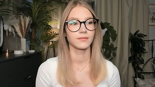 Snapshot of ChinBonnell chatting on October 2025 04:54:01 AM ChinBonnell online show from October 2025 04:54:01 AM