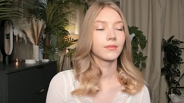 Snapshot of ChinBonnell chatting on October 2025 05:52:01 AM ChinBonnell online show from October 2025 05:52:01 AM