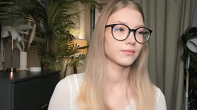 Snapshot of ChinBonnell chatting on November 2025 05:44:02 AM ChinBonnell online show from November 2025 05:44:02 AM