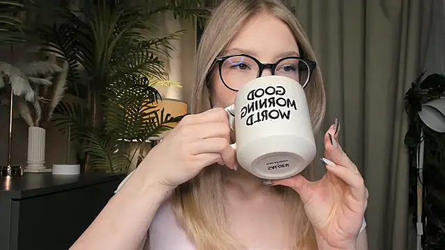 Snapshot of ChinBonnell chatting on November 2025 05:44:01 AM ChinBonnell online show from November 2025 05:44:01 AM