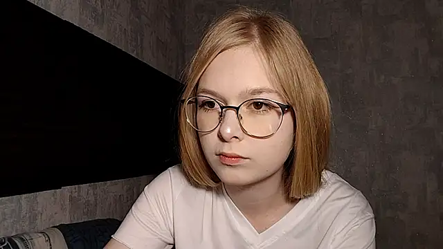 Snapshot of LiaVibes chatting on September 2025 08:08:01 AM LiaVibes online show from September 2025 08:08:01 AM